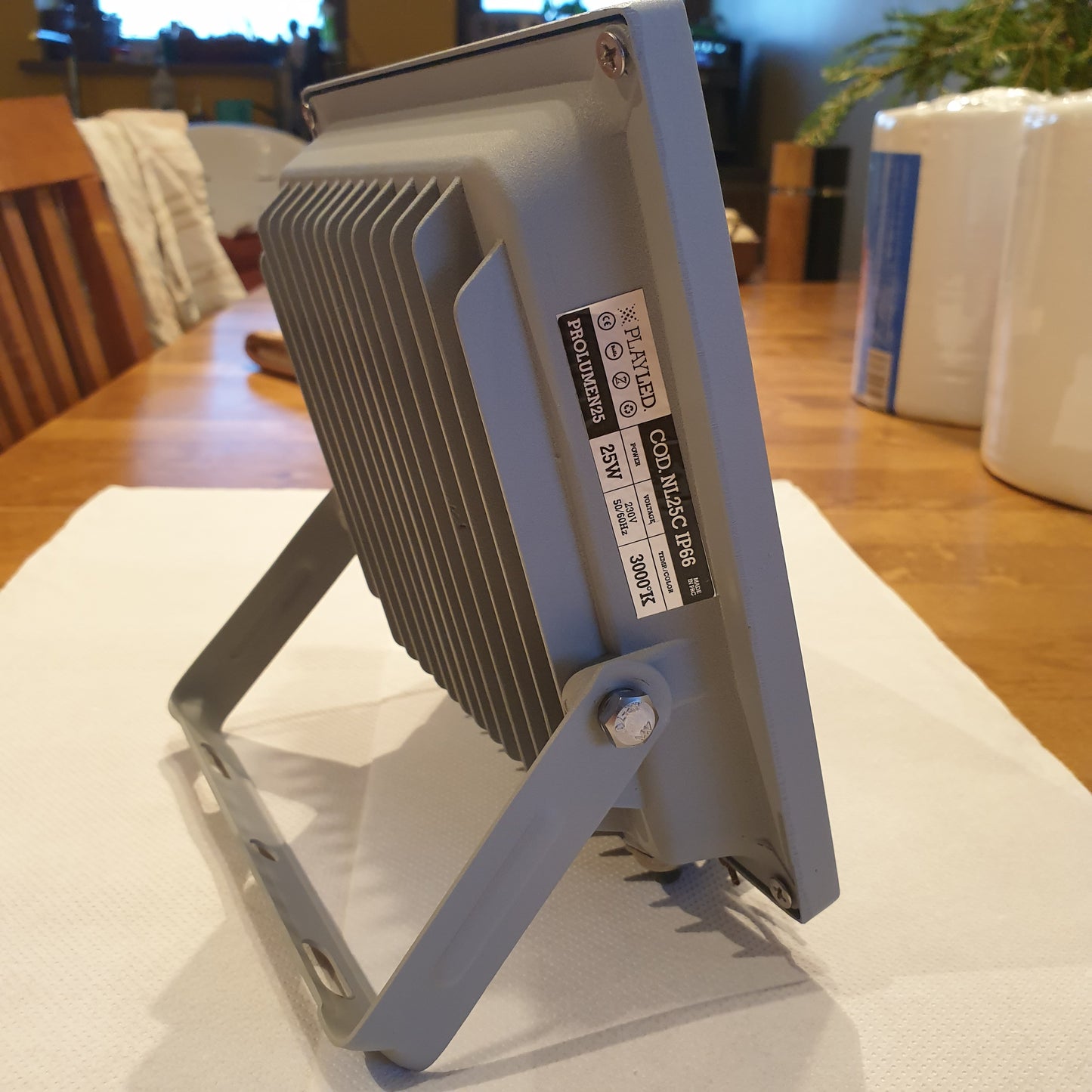 LED prožektor 25v metallkorpusega