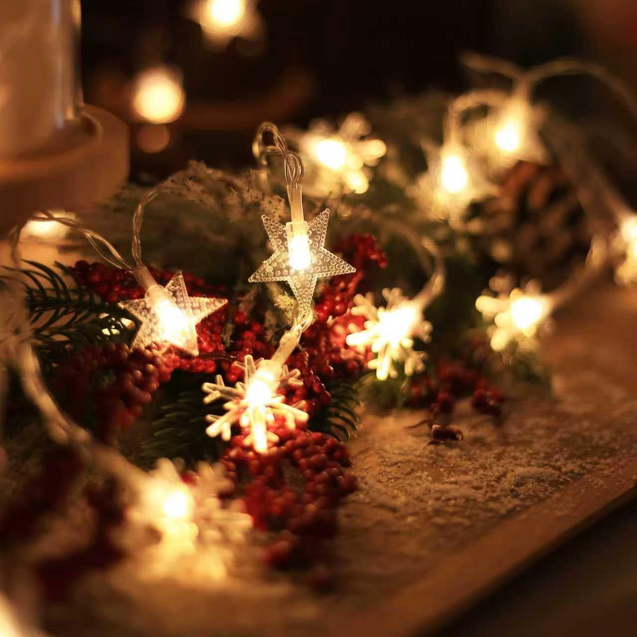 6-meter LED string lights with snowflakes and stars – warm white, battery-powered, for indoor and outdoor use