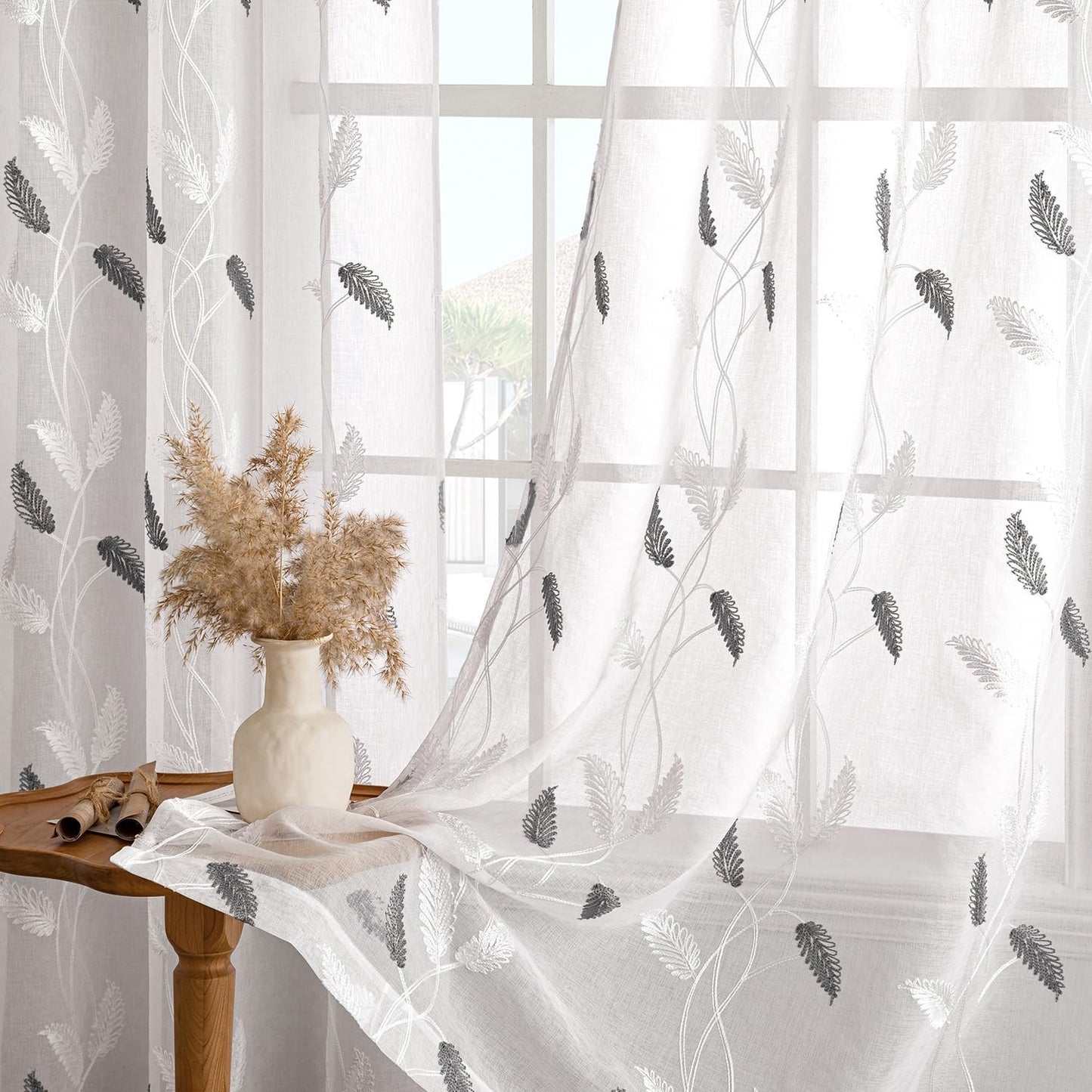 Light gray curtains with a leaf pattern, 2 pieces, 140 x 220 cm