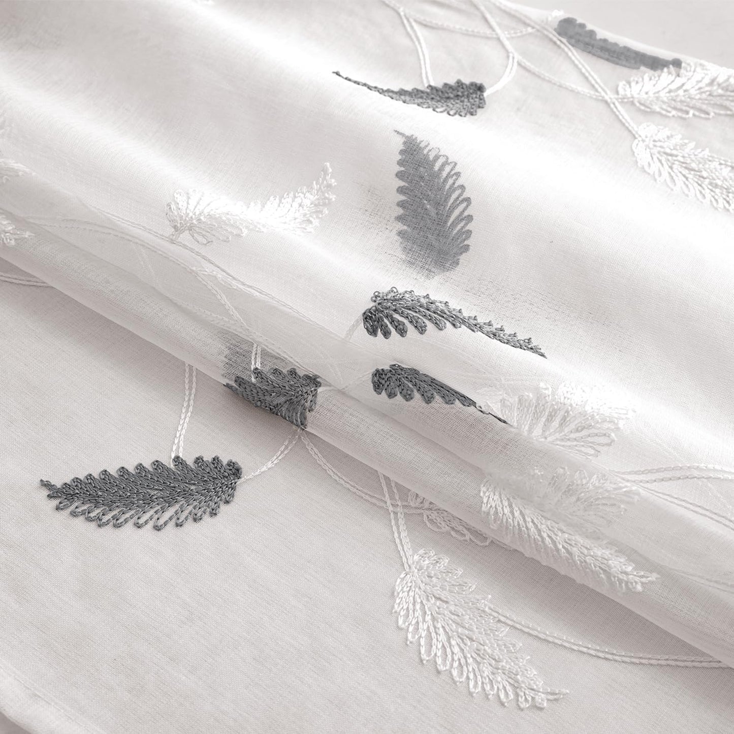 Light gray curtains with a leaf pattern, 2 pieces, 140 x 220 cm